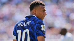 Tại sao Kylian Mbappe mặc áo khác hẳn các đồng đội?