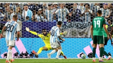 Cha con Zidane bị Messi làm bẽ mặt