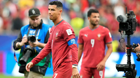 CĐV Congo mỉa mai Ronaldo bằng màn ăn mừng SIU bên ngoài SVĐ