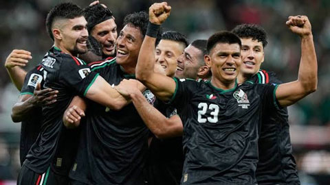 Hậu vệ và thủ môn Hàn Quốc va nhau tạo cơ hội để cầu thủ Mexico ghi bàn