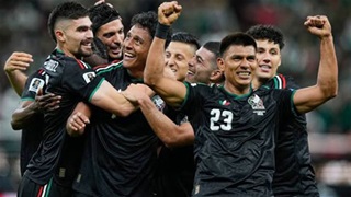 Hậu vệ và thủ môn Hàn Quốc va nhau tạo cơ hội để cầu thủ Mexico ghi bàn
