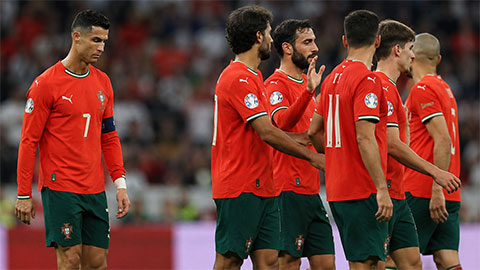 Cristiano Ronaldo bị đồng đội ở tuyển Bồ Đào Nha 'tẩy chay'?