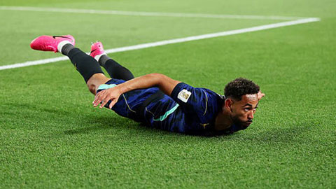 Matheus Cunha lập cú đúp cho Brazil rồi ăn mừng lướt sóng