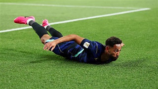 Matheus Cunha lập cú đúp cho Brazil rồi ăn mừng lướt sóng