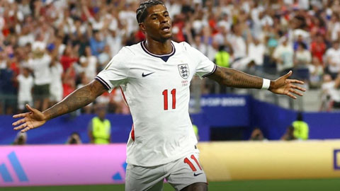 Hy hữu World Cup: Trọng tài gục xuống sân, cầu thủ 2 đội lao vào giải cứu