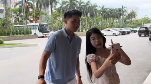 Đình Bắc được fan xếp hàng tặng quà, xin chữ ký ngày hội quân