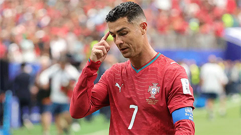 Ngôi sao tuyển Bồ Đào Nha: 'Chúng tôi không có nghĩa vụ phải chuyền bóng cho Ronaldo'