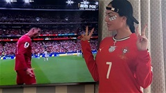 Georgina Rodriguez quên mặc quần khi cổ vũ Ronaldo đi vào lịch sử