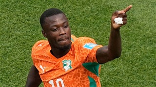 Sao Bờ Biển Ngà lập cú đúp, giúp đội nhà lần đầu tiên vào vòng knock-out World Cup