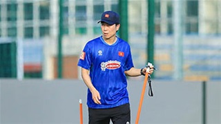 Trợ lý từng đá Ngoại hạng Anh bày trò oẳn tù tì với tuyển thủ Việt Nam