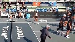 Bảng quảng cáo LED đổ sập, đè trúng tay vợt pickleball đang thi đấu