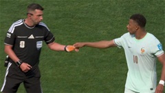 Khoảnh khắc Kylian Mbappe 'chỉ đạo trọng tài' gây bão 