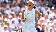 ĐKVĐ Iga Swiatek thắng chật vật ngày ra quân Wimbledon