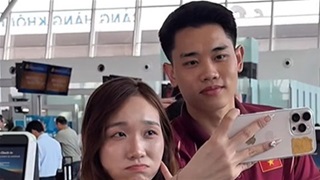 Đình Bắc bị các fan nữ 'quây' tại sân bay