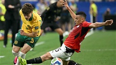 Australia phẫn nộ khi cầu thủ Ai Cập thoát thẻ đỏ khó tin