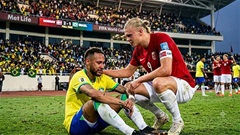 Haaland dạy Neymar bài học thủ lĩnh