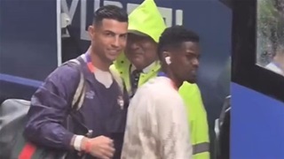 Ronaldo xách vali về nước trong chiều mưa buồn