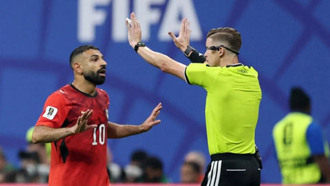 Trọng tài World Cup chửi thẳng tổ VAR cúng bàn cho Messi