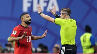 Trọng tài World Cup chửi thẳng tổ VAR cúng bàn cho Messi