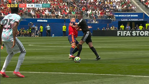 Khoảnh khắc trọng tài Michael Oliver trở thành hậu vệ tuyển Bỉ gây bão mạng