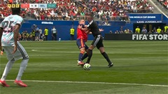 Khoảnh khắc trọng tài Michael Oliver trở thành hậu vệ tuyển Bỉ gây bão mạng