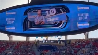 Sự khác biệt khi MC sướng tên Messi: Cả SVĐ bùng nổ chỉ trong vài giây