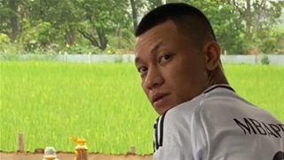 Mbappe  Việt  Nam bận quét sân, đi dép tổ ong, rủ bạn uống bia