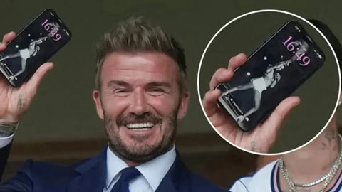 David Beckham bị fan 'tóm gọn' khoảnh khắc để ảnh vợ trên điện thoại