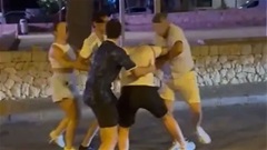 Fan ĐT Anh bị nhóm CĐV Argentina đánh hội đồng giữa phố