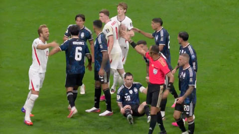 Messi vừa nằm sân, cả đội Argentina đã nổi đóa: Khoảnh khắc của fan Ronaldo chỉ biết ước
