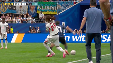Hậu vệ ĐT Anh vừa bỏ mặt nạ đã lĩnh cú đánh đau điếng trước Argentina
