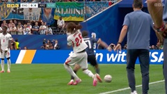 Hậu vệ ĐT Anh vừa bỏ mặt nạ đã lĩnh cú đánh đau điếng trước Argentina