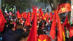 Từ sân đá phủi đến những đêm “đi bão” rợp cờ: Điều gì khiến người Việt Nam yêu bóng đá đến vậy?