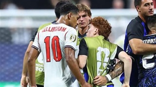 Nguyên nhân Bellingham vỗ vào đầu cầu thủ Argentina