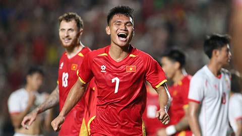 Xuân Mạnh bật cao đánh đầu tung lưới đội khách (Trực tiếp: Việt Nam 2-0 Myanmar)