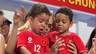 Con trai Xuân Son làm nũng đòi được bố bế cực đáng yêu