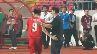HLV Kim Sang Sik mời nước Đình Bắc sau khi lập công