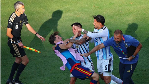Cầu thủ Argentina nổi nóng, lao vào đánh sao trẻ Tây Ban Nha