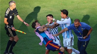 Cầu thủ Argentina nổi nóng, lao vào đánh sao trẻ Tây Ban Nha