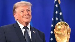 Tổng thống Donald Trump gây bão vì chạm cúp vàng World Cup 2026, FIFA phải lên tiếng