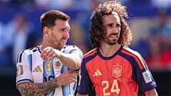 Bị Messi tố cáo, Cucurella vẫn thoát thẻ đỏ khi che miệng nói chuyện