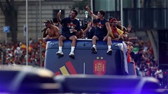 Hai triệu CĐV nhuộm đỏ thủ đô Madrid mừng Tây Ban Nha vô địch