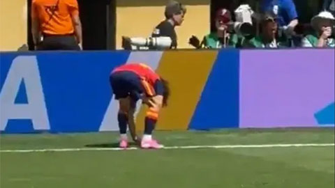 Hậu vệ Tây Ban Nha chôn đồng xu xuống sân trước chung kết World Cup