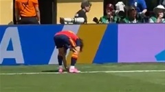 Hậu vệ Tây Ban Nha chôn đồng xu xuống sân trước chung kết World Cup