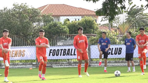 HLV Kim Sang Sik liên tục cắt còi chỉnh lỗi cho ĐT Việt Nam