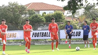 HLV Kim Sang Sik liên tục cắt còi chỉnh lỗi cho ĐT Việt Nam