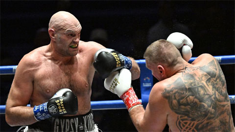 Cựu vô địch thế giới Tyson Fury hôn… đối thủ trên võ đài