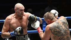 Cựu vô địch thế giới Tyson Fury hôn… đối thủ trên võ đài