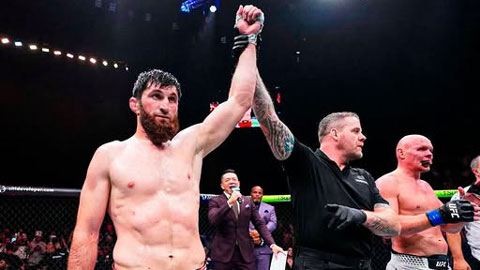 Cựu vương UFC tái xuất bằng chiến thắng ấn tượng tại Abu Dhabi
