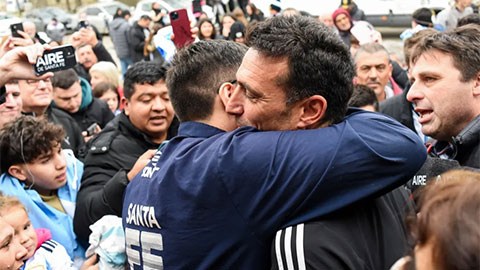 Lionel Messi bật khóc, đến lượt HLV Scaloni khốn đốn vì răng và... fan ĐT Argentina